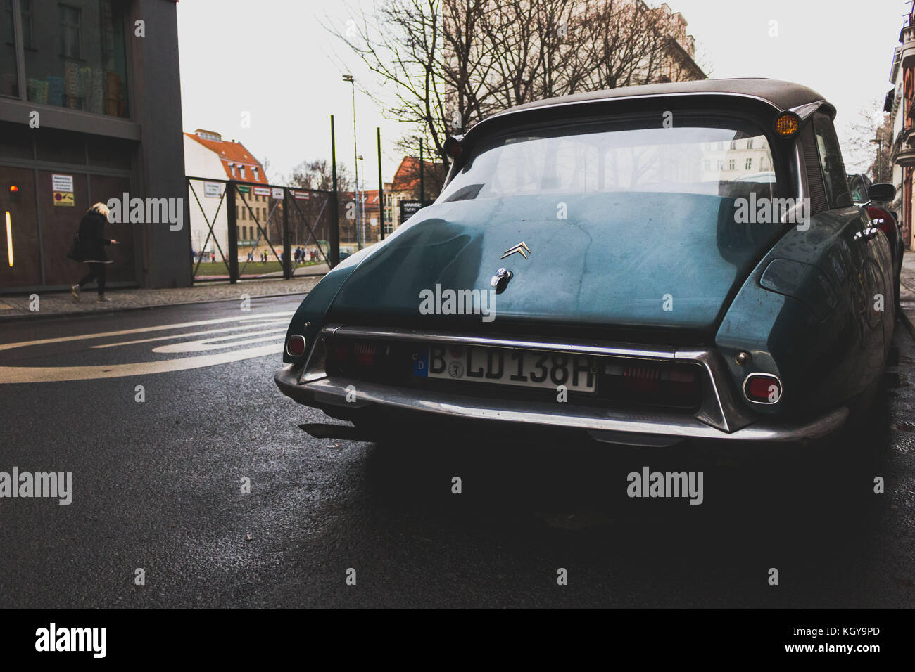 Alte Schule Auto citron auf der Straße Stockfoto