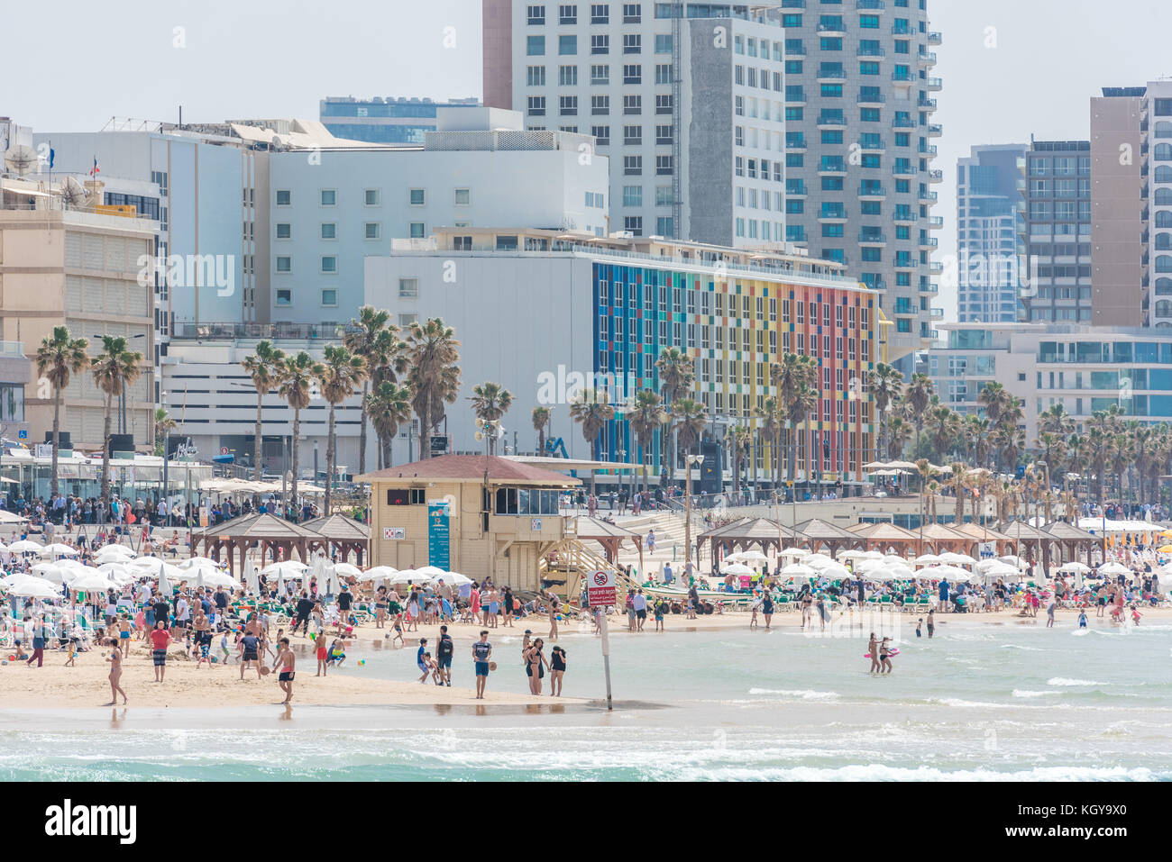 Israel, Tel Aviv-Yafo - 11. April 2017: strandgängern an Frishman Beach Stockfoto