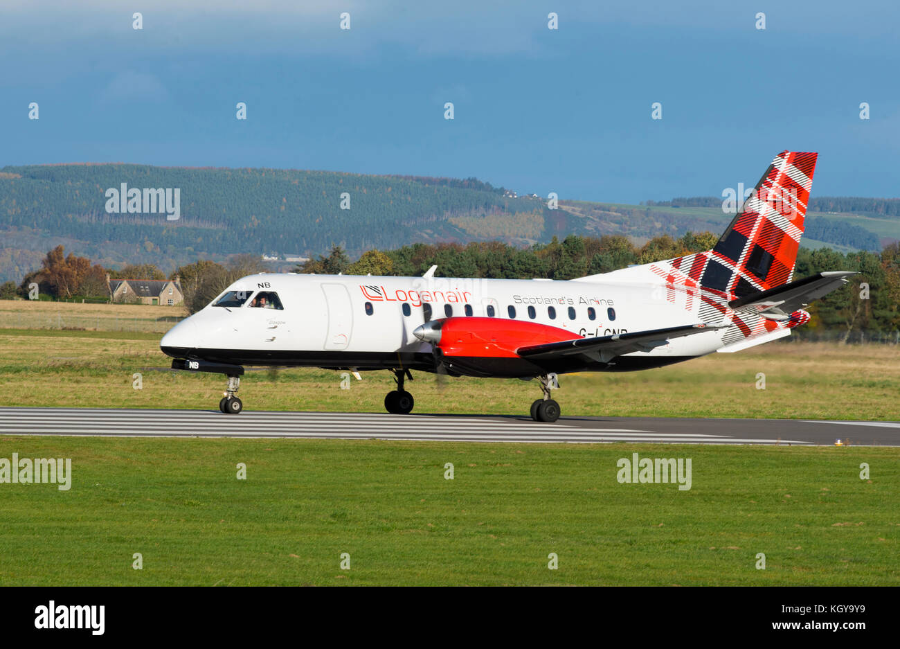 Der loganair Saab 340 in ihrem schottischen Tartan Leber verlassen den Flughafen Inverness für seine täglichen Flug nach Stornoway auf den Äußeren Hebriden. Stockfoto