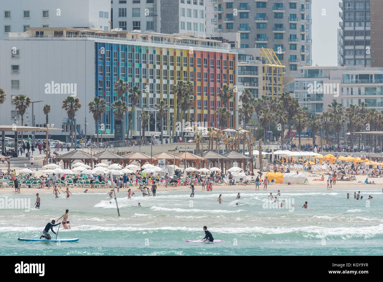 Israel, Tel Aviv-Yafo - 11. April 2017: strandgängern an Frishman Beach Stockfoto