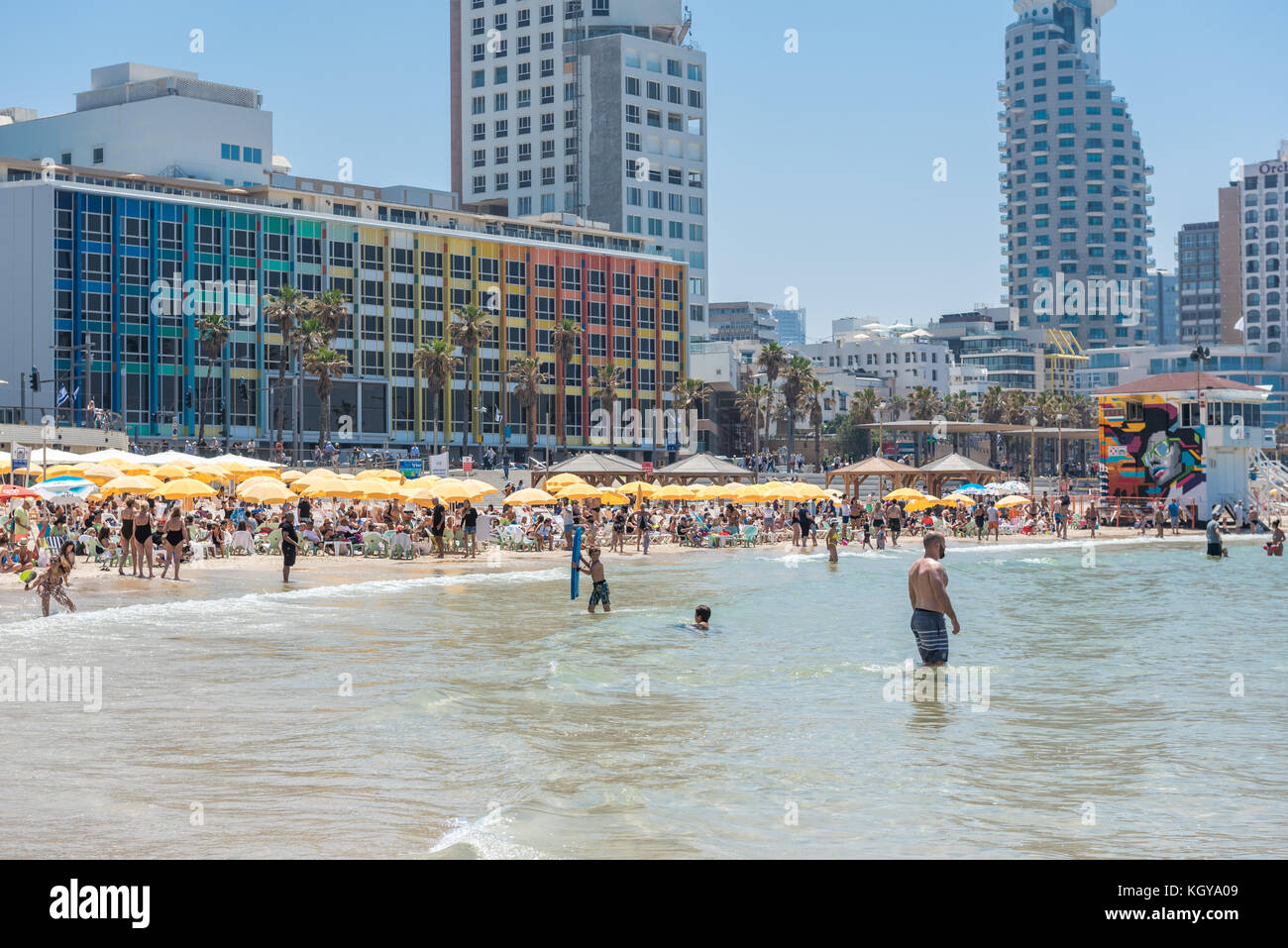 Tel Aviv-Jaffa, Israel - 29 April 2017: der Strand vor der Dan Hotel Stockfoto