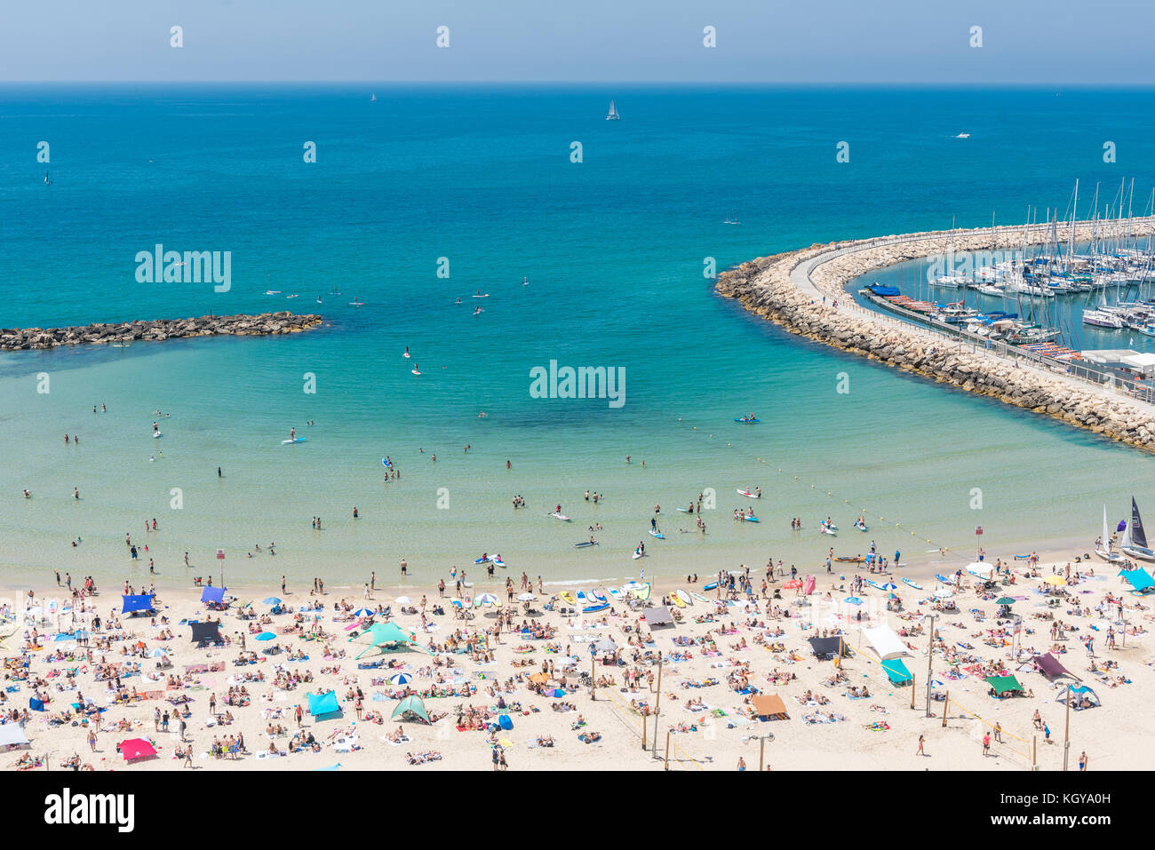 Israel, Tel Aviv-Yafo - April 4, 2017: Strand neben dem Yachthafen in Tel Aviv-Yafo von oben gesehen Stockfoto