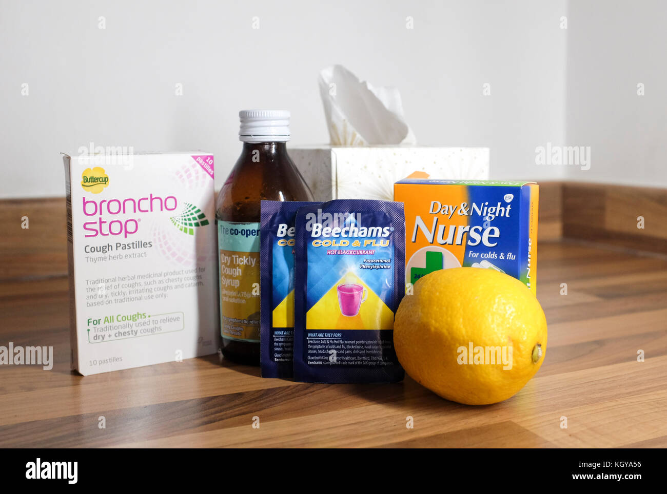 Sammlung von Husten, Erkältung und Grippe Arzneimittel, einschließlich Tag Nacht Krankenschwester, Beechams und Bronch Stop natürliche Hustenmittel Stockfoto