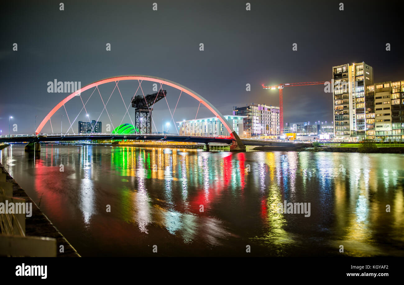 Clyde Arc und Glasgow Skyline bei Nacht Stockfoto