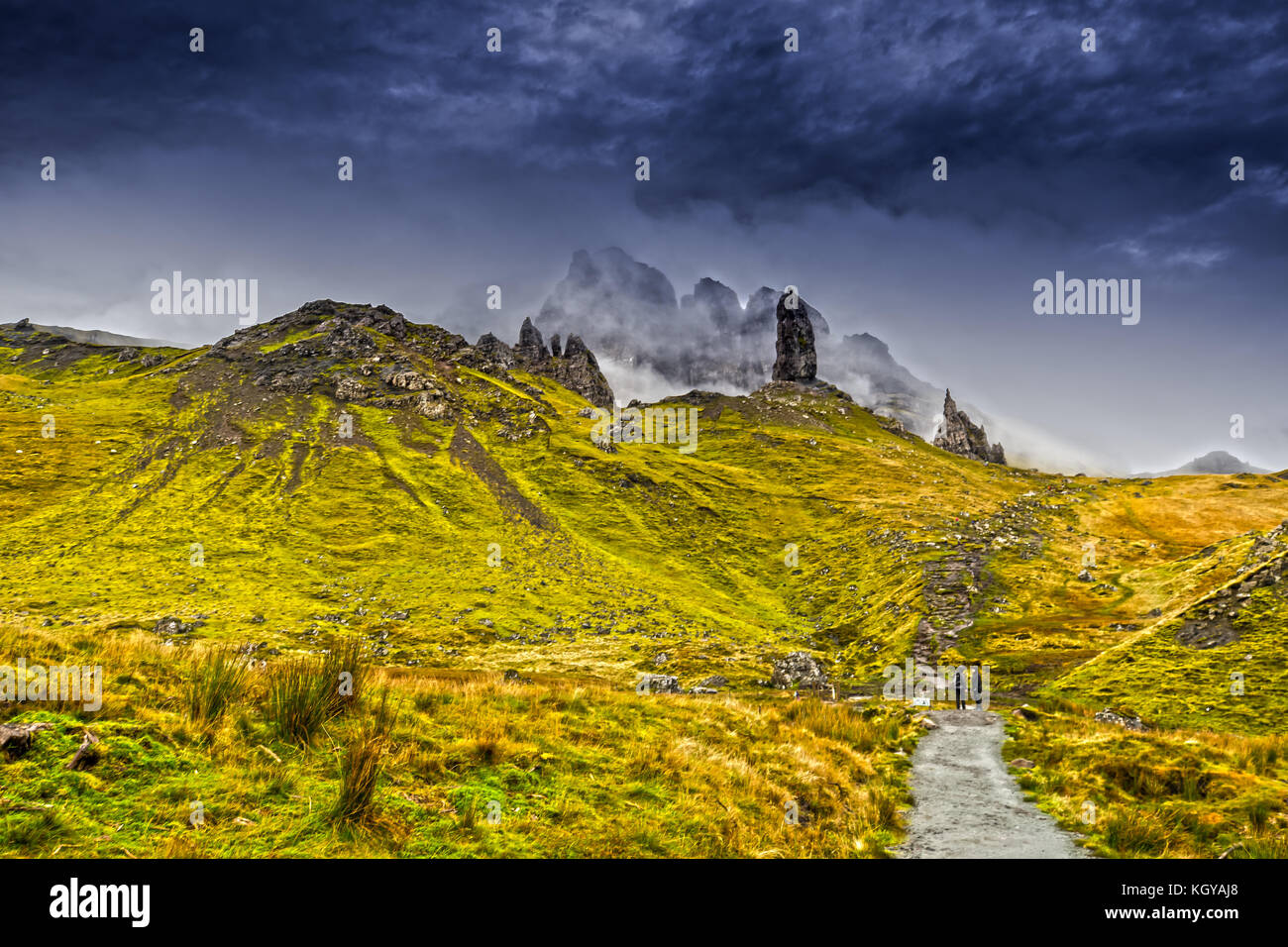 Dunkle Wolken über dem Old man of Storr auf der Isle of Skye, Schottland Stockfoto