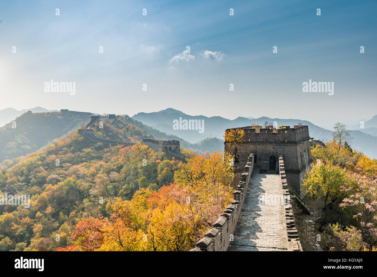 China die Große Mauer Fernsicht komprimierte Türme und wandsegmente Herbst in den Bergen in der Nähe von Beijing alte chinesische Festung militärischen l Stockfoto