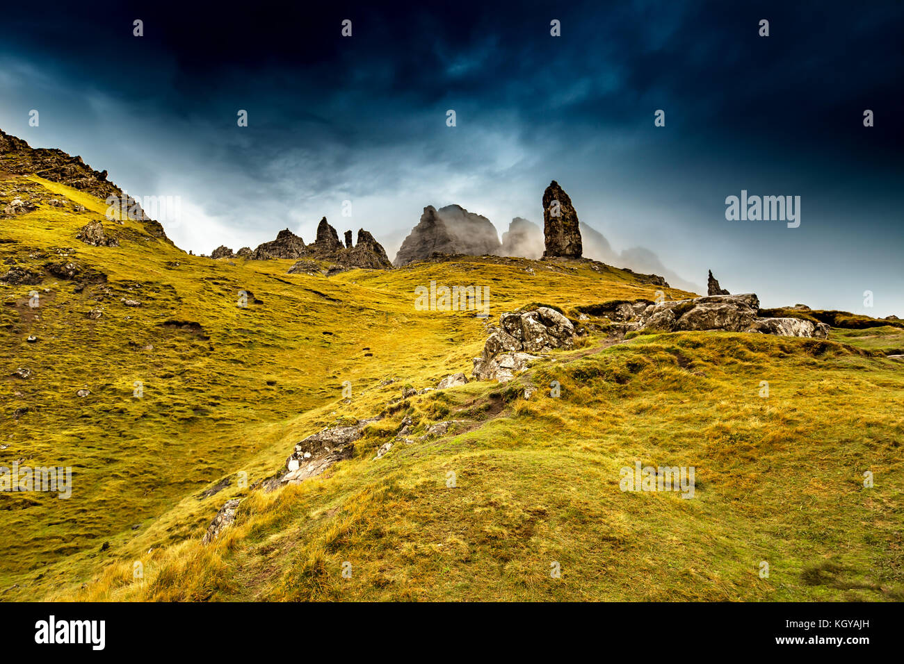 Dunkle Wolken über dem Old man of Storr auf der Isle of Skye, Schottland Stockfoto