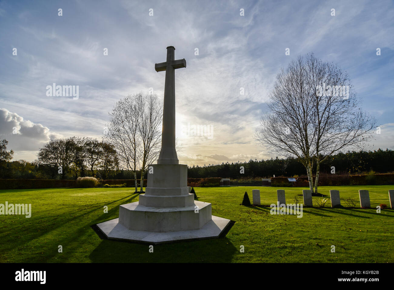 Das Kreuz des Opfers in Cannock Chase Soldatenfriedhof sofort erkennt ein Commonwealth War Cemetery Gräber. wunderschön gepflegten, da sie alle, die Informationstafel erklärt Ihnen, daß diese enthält 383 Bestattungen aus dem Ersten Weltkrieg, 97 Commonwealth - vor allem die Neuseeländer - und 286 Deutsche. Es gibt auch drei Bestattungen aus dem Zweiten Weltkrieg Stockfoto