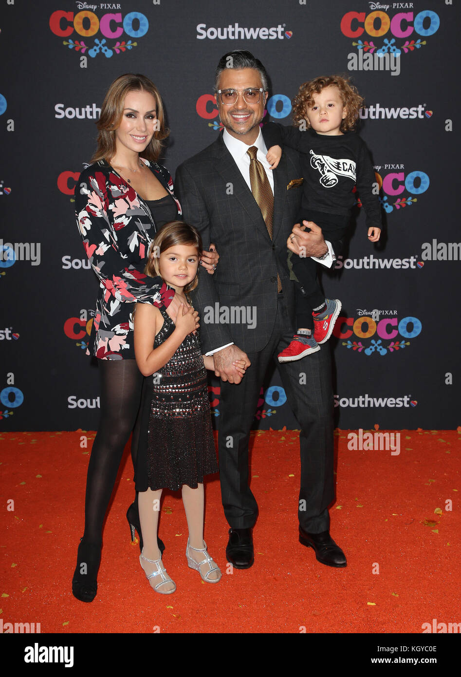 Hollywood, Kalifornien, USA. 8 Nov, 2017. 08. November 2017 - Hollywood, Kalifornien - Jaime Camil, Heidi balvanera, Elena Camil, Jaime III) camil. Disney Pixar's "Coco" Los Angeles Premiere am El Capitan Theatre statt. Photo Credit: f. sadou/admedia Kredit: f. sadou/admedia/zuma Draht/alamy leben Nachrichten Stockfoto