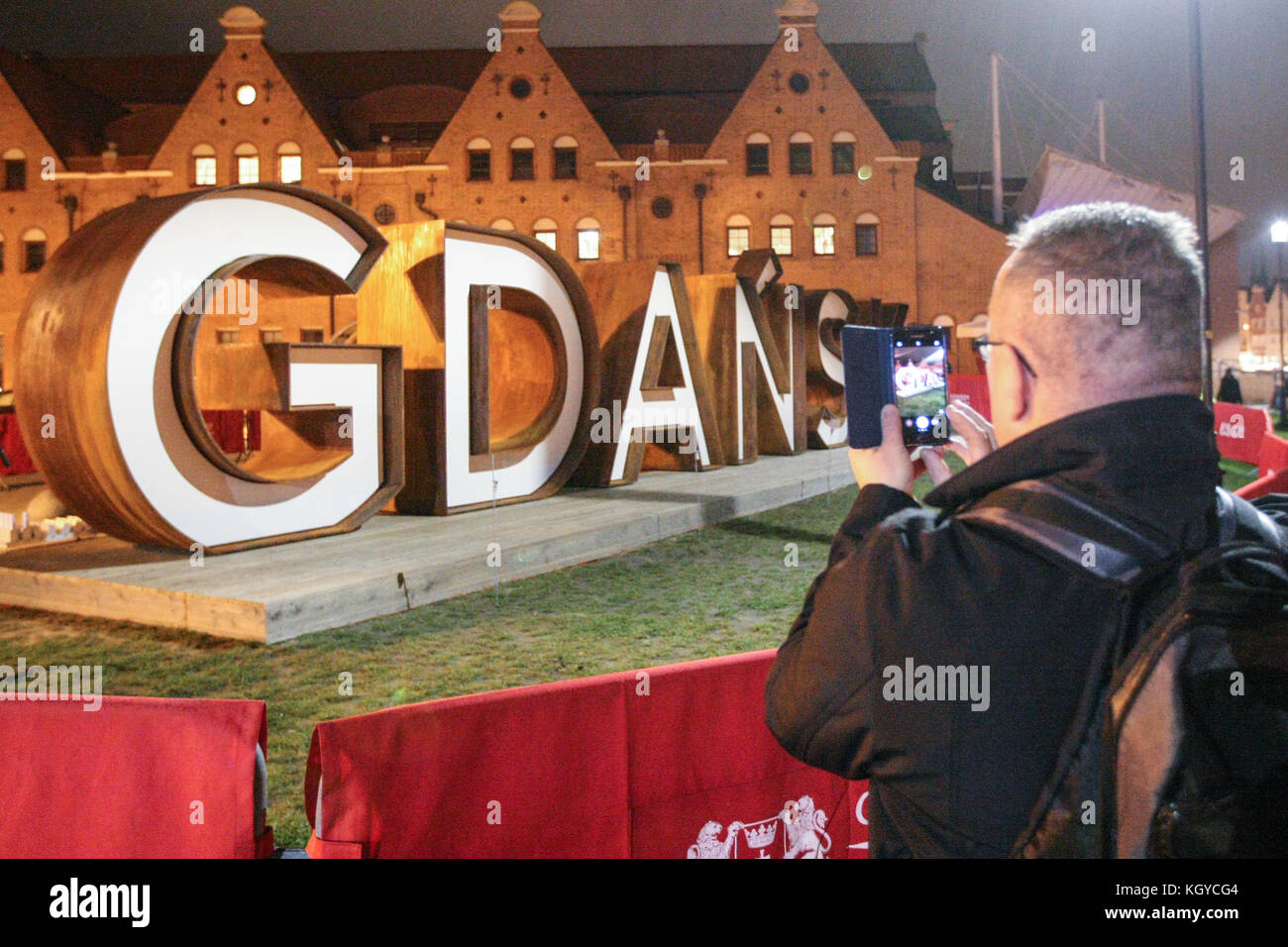 Danzig, Polen. 10. November 2017. Die "DANZIG" Inschrift offizielle 'Feuern' Zeremonie ist in Danzig, Polen, am 10. November 2017 die Inschrift "DANZIG" aus Stahl ist, ist Hoch mit knapp 2,5 Meter und 15 Meter lang, wiegt 7,5 Tonnen es am Vorabend der polnischen Unabhängigkeit Tag vorgestellt wurde, und in polnische Flagge whitesh beleuchtet - rote Farben. Stockfoto