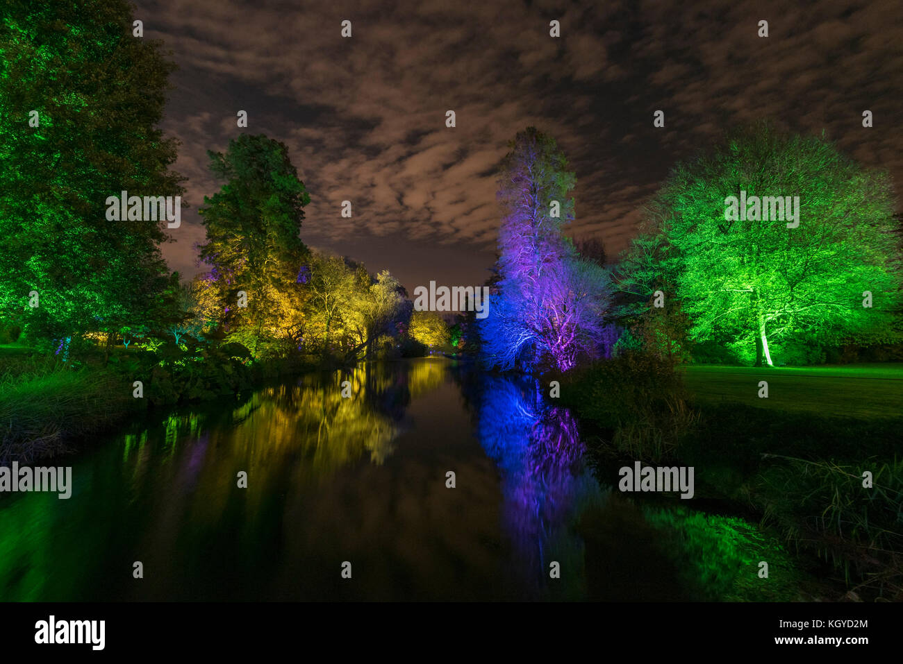 London, Großbritannien. 10 Nov, 2017. Der verzauberte Wald öffnet sich bei Syon House in West London. Eine beleuchtete Loipe führt die Besucher durch die Gärten von Capability Brown entworfen, um einen Zierteich und endet mit der spektakulären großen Wintergarten. Credit: Stephen Chung/Alamy leben Nachrichten Stockfoto