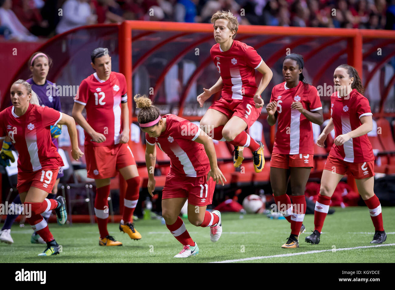 Vancouver, Kanada. 09 Nov, 2017. Team Canada Spieler Aufwärmen vor der zweiten Hälfte während der Fußball der Frauen Spiel zwischen Kanada und den USA an der BC Place in Vancouver, Kanada. Dom Gagne/CSM/Alamy leben Nachrichten Stockfoto