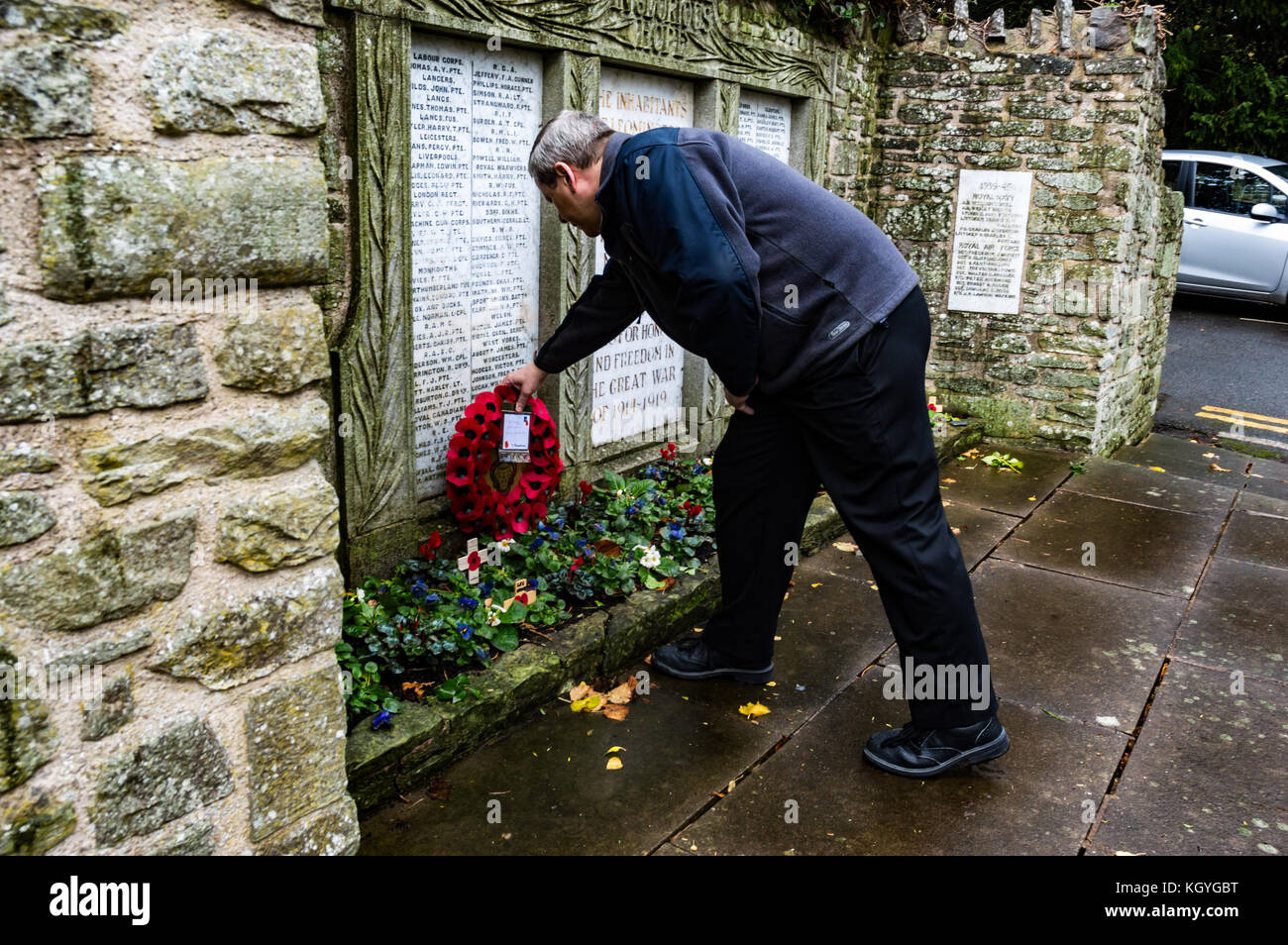 Leominster, Großbritannien. 11 Nov, 2017. Menschenmassen rund um das ehrenmal Sammeln der 11. Stunde der 11. Tag des elften Monats, 99 Jahre nach Frieden zur gleichen Zeit im Jahr 1918 erklärt wurde, markiert das Ende der vier Jahre des Zweiten Weltkrieges in Leominster am 11. November 2017. Quelle: Jim Holz/alamy leben Nachrichten Stockfoto