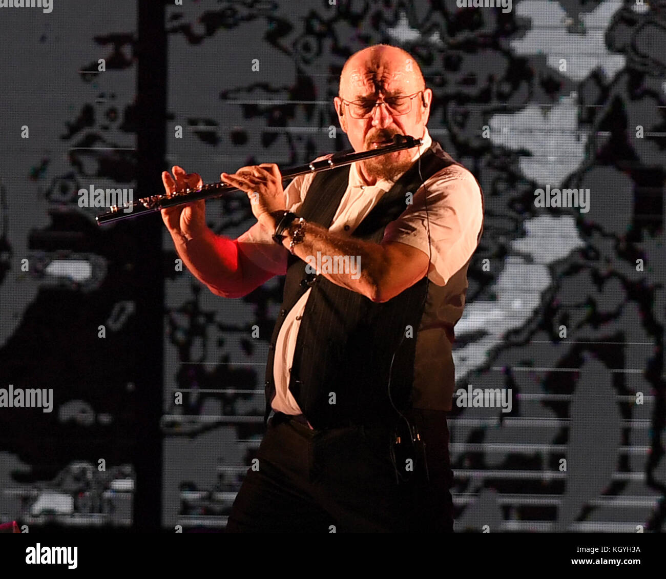 Boca Raton. 10 Nov, 2017. Jethro Tull an der Mizner Park Amphitheater am 10. November 2017 durchführen, in Boca Raton, Florida. Quelle: MPI04/Medien Punch/Alamy leben Nachrichten Stockfoto