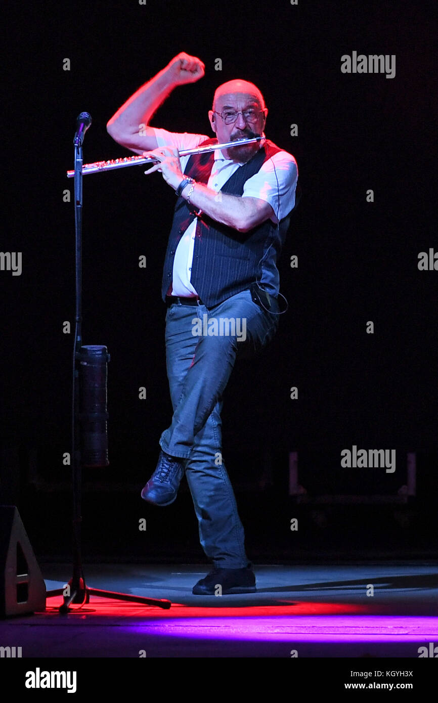 Boca Raton. 10 Nov, 2017. Jethro Tull an der Mizner Park Amphitheater am 10. November 2017 durchführen, in Boca Raton, Florida. Quelle: MPI04/Medien Punch/Alamy leben Nachrichten Stockfoto