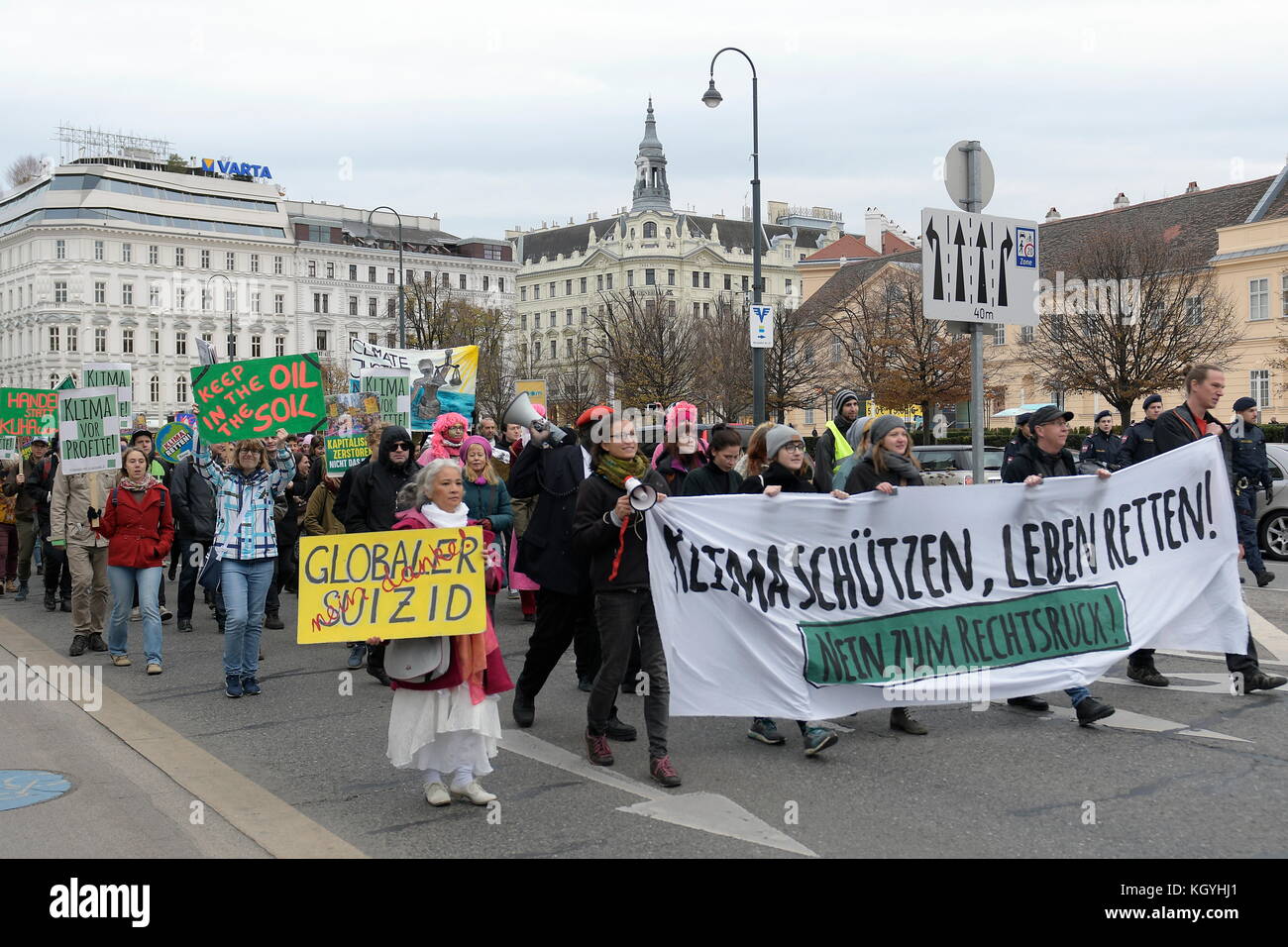 Wien, Österreich. 11. November 2017. Vom 6. Bis zum 17. November 2017 findet die UN-Klimakonferenz 23. in Bonn statt. Menschen gehen weltweit auf die Straße für ihre Zukunft. In Wien wurde eine Demonstration unter dem Motto "Klimaschutz - Stopp der Verlagerung nach rechts" durchgeführt. Es werden 2500 Teilnehmer erwartet. Forderung nach der Initiative "Systemänderung statt Klimawandel". Das Bild zeigt ein Banner mit der Aufschrift „Schützen Sie das Klima, retten Sie Leben“. Kredit: Franz Perc / Alamy Live News Stockfoto