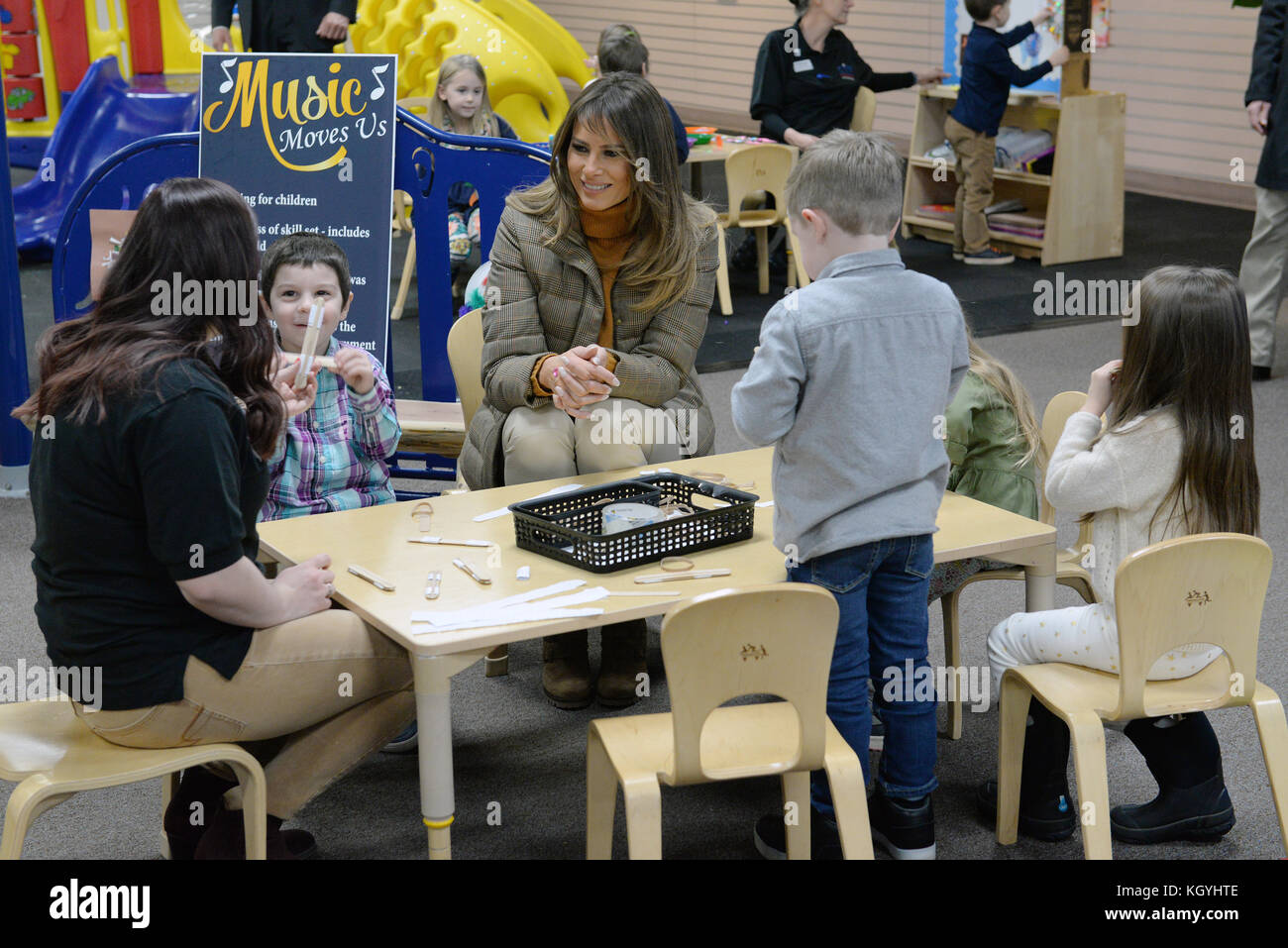 Anchorage, Alaska. November 2017. U. Die First Lady Melania Trump schließt sich am 10. November 2017 in Anchorage, Alaska, an der Arctic Oasis in der Joint Base Elmendorf-Richardson an. Die First Lady hielt in Anchorage an, nachdem sie ihren Besuch in China mit dem Präsidenten beendet hatte. Quelle: Planetpix/Alamy Live News Stockfoto