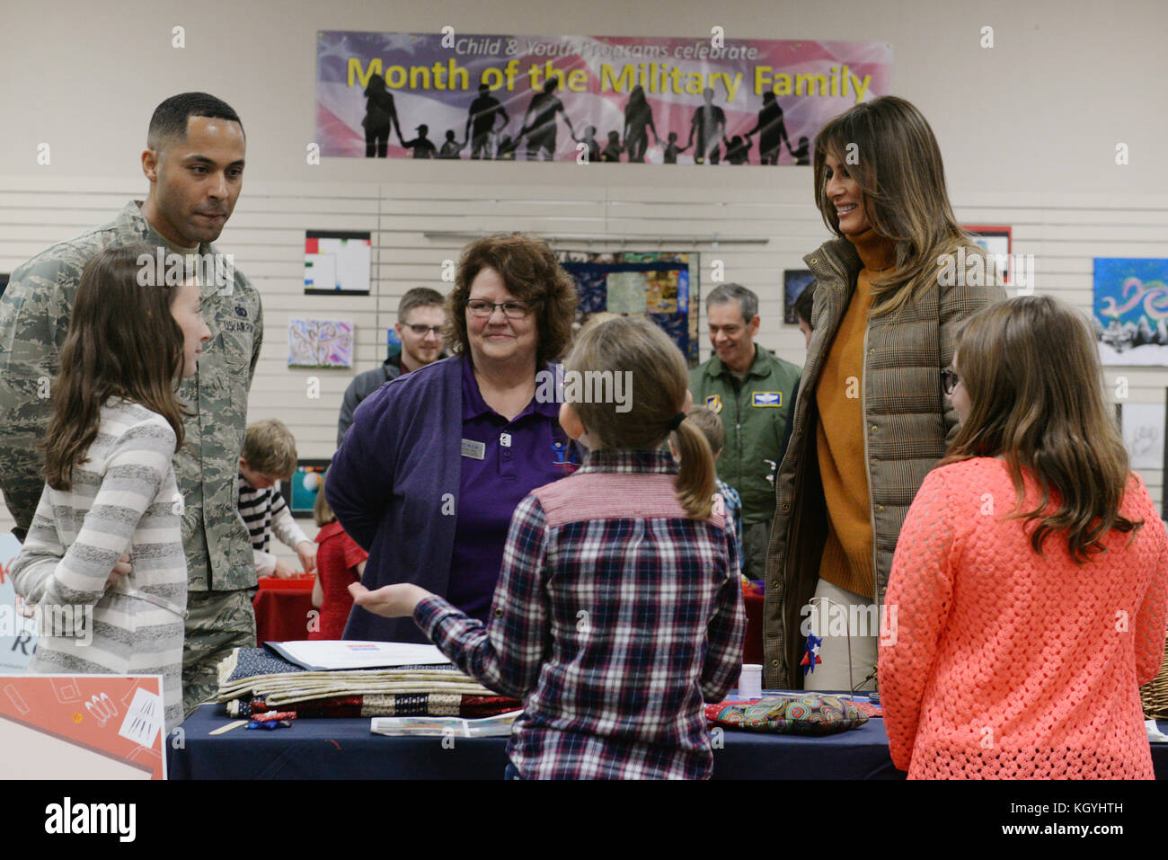 Anchorage, Alaska. 10 Nov, 2017. US-First Lady melania Trump verbindet militärische Kinder in die Pfoten Programm an der Arktis Oase am Joint Base Elmendorf zu lesen - Richardson am 10. November 2017 in Anchorage, Alaska. Die erste Dame im Anchorage nach Abschluss ihres Besuchs in China mit dem Präsidenten gestoppt. Credit: planetpix/alamy leben Nachrichten Stockfoto