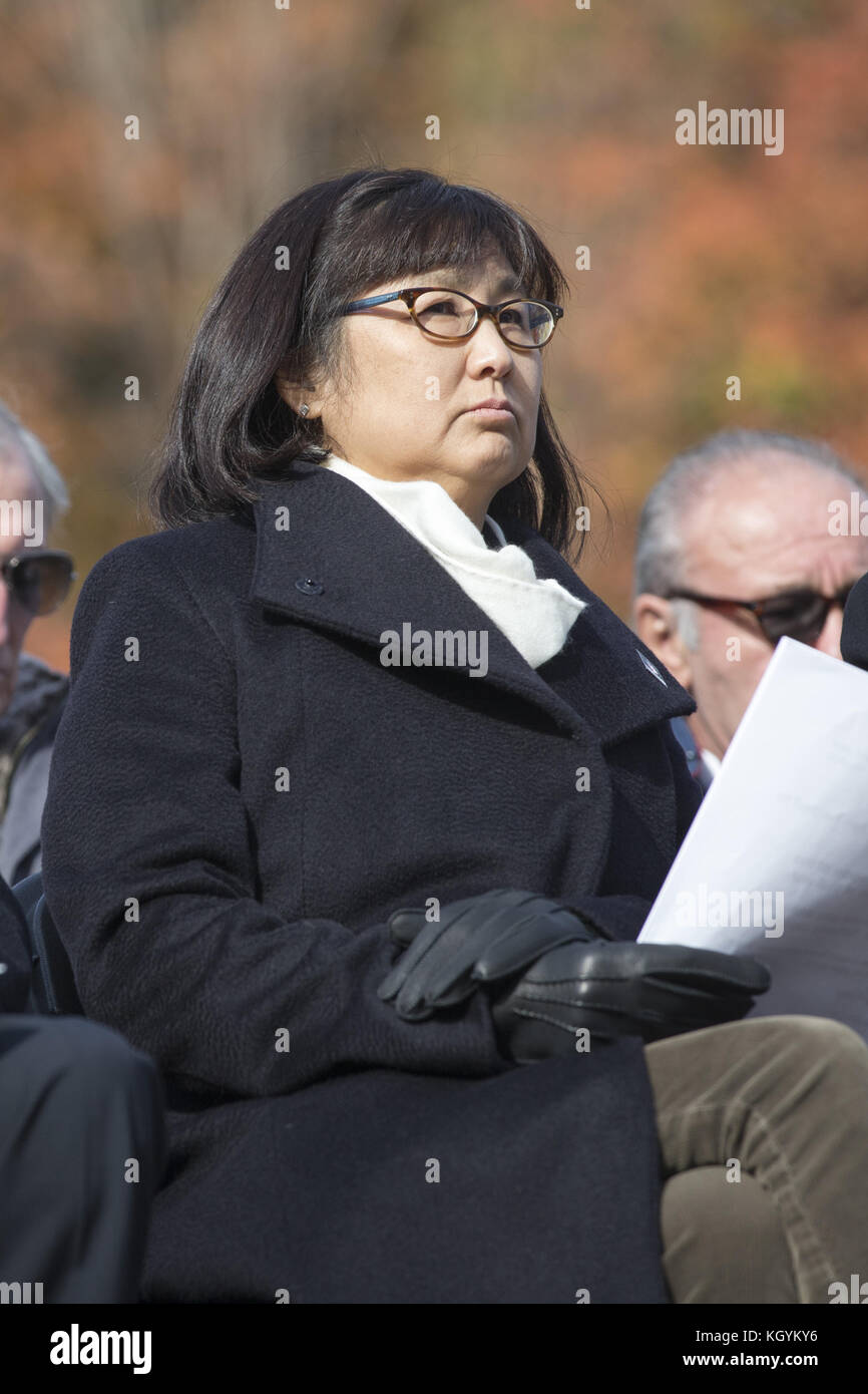 Washington, District of Columbia, USA. November 2017. MAYA LIN, Designerin der Vietnam war Memorial Wall, während eines Veterans Day Events im Vietnam Veterans Memorial in der National Mall in Washington, DC, am Veterans Day, 11. November 2017. Quelle: Alex Edelman/ZUMA Wire/Alamy Live News Stockfoto