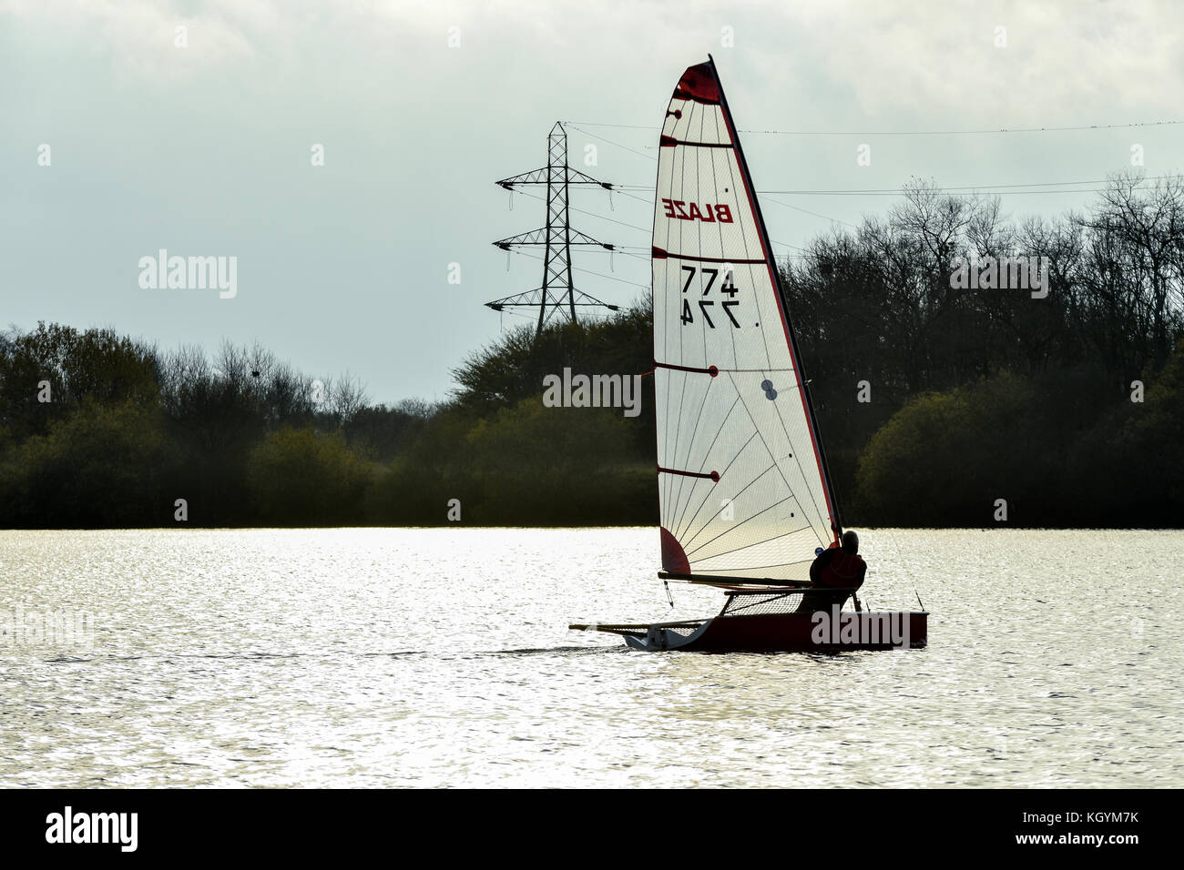 Segeln Boote genießen Sie einen Nachmittag auf chasewater Country Park unter gemischt Herbst Wetter Stockfoto