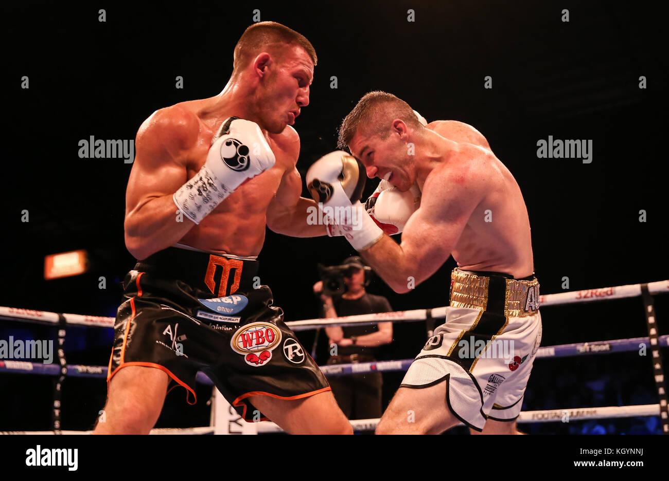 Metro Radio Arena, Newcastle, UK. 11. November 2017, Frank Warren Boxing Promotion. Smith V Williams 2 Liam Smith v Liam Williams, offizielle Eliminator WBO-Super-Welterweight Liam Smith in weißen Shorts, Smith gewann auf der Entscheidung, Kredit Huw Fairclough/Alamy leben Nachrichten Stockfoto