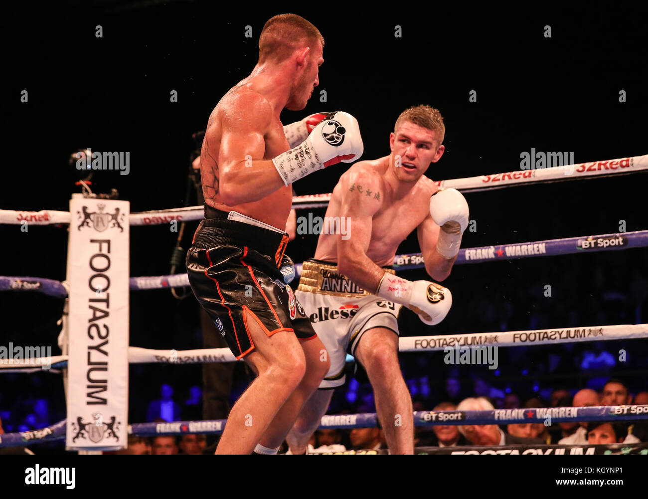 Metro Radio Arena, Newcastle, UK. 11. November 2017, Frank Warren Boxing Promotion. Smith V Williams 2 Liam Smith v Liam Williams, offizielle Eliminator WBO-Super-Welterweight Liam Smith in weißen Shorts, Smith gewann auf der Entscheidung, Kredit Huw Fairclough/Alamy leben Nachrichten Stockfoto