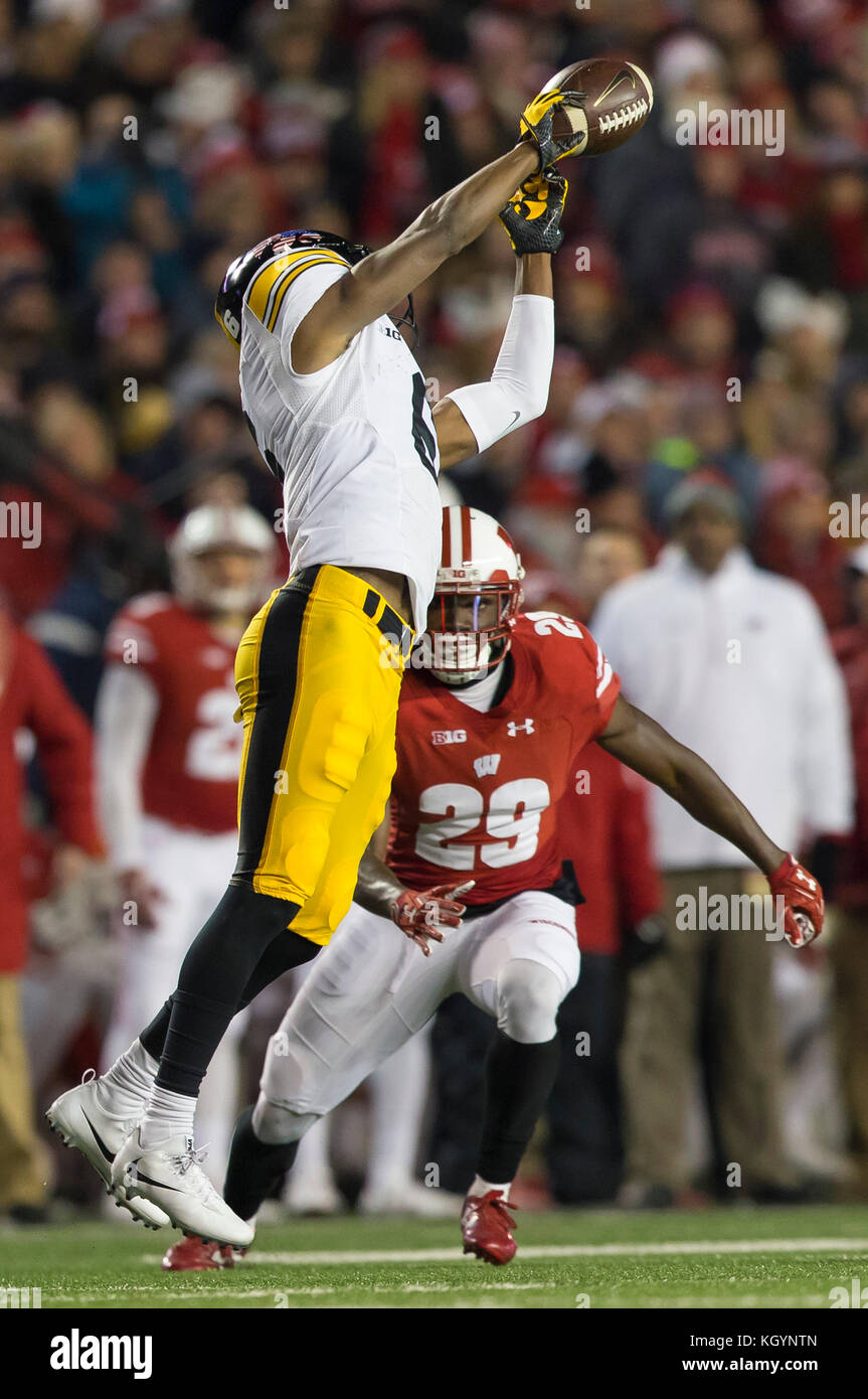 Madison, WI, USA. 11 Nov, 2017. Iowa Hawkeyes wide receiver Ihmir Smith-Marsette #6 nicht gedrückt halten, um einen Pass der NCAA Football Spiel zwischen der Iowa Hawkeyes und die Wisconsin Badgers in Camp Randall Stadium in Madison, WI. Wisconsin besiegte Iowa 38-14. John Fisher/CSM/Alamy leben Nachrichten Stockfoto