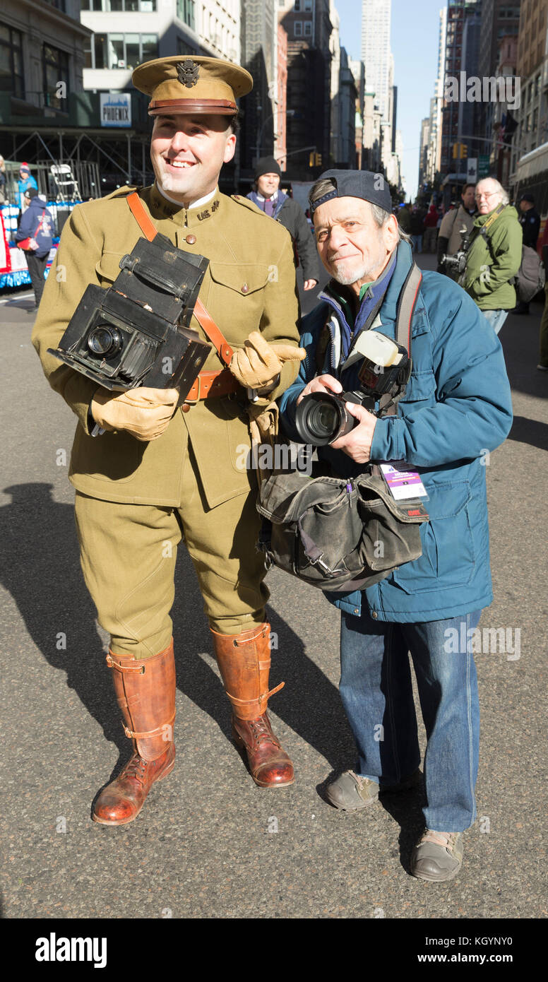 New York, NY - 11. November 2017: Atmosphäre mit alten und neuen Kameras während der New York 99th jährliche Veterans Day Parade auf der 5th Avenue Stockfoto