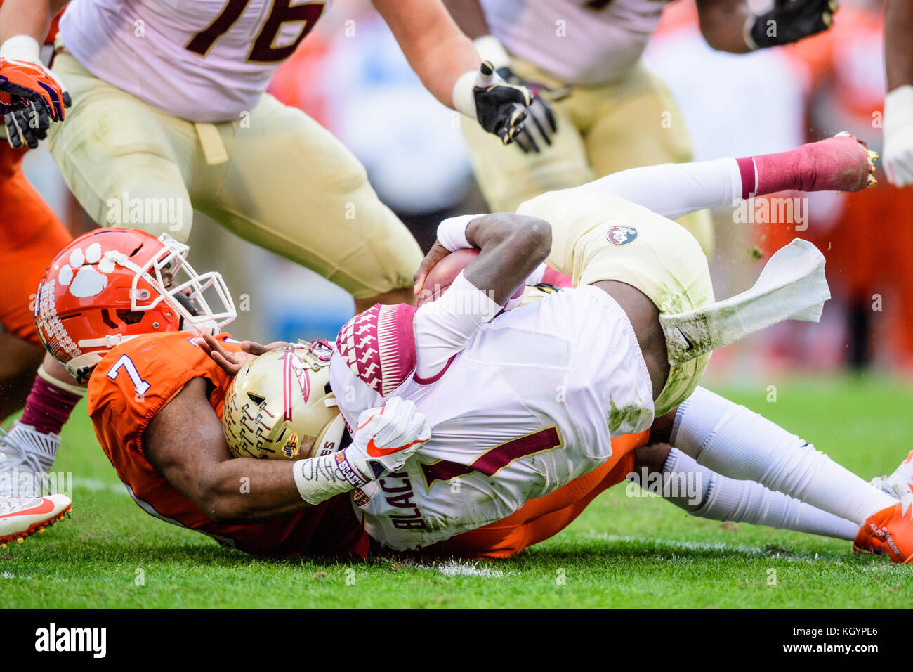 Clemson defensive Ende Austin Bryant (7) Die Säcke Florida State quarterback James Blackman (1) während der NCAA College Football Spiel zwischen Florida Zustand und Clemson am Samstag, November 11, 2017 at Memorial Stadium in Clemson, SC. Jakob Kupferman/CSM Stockfoto