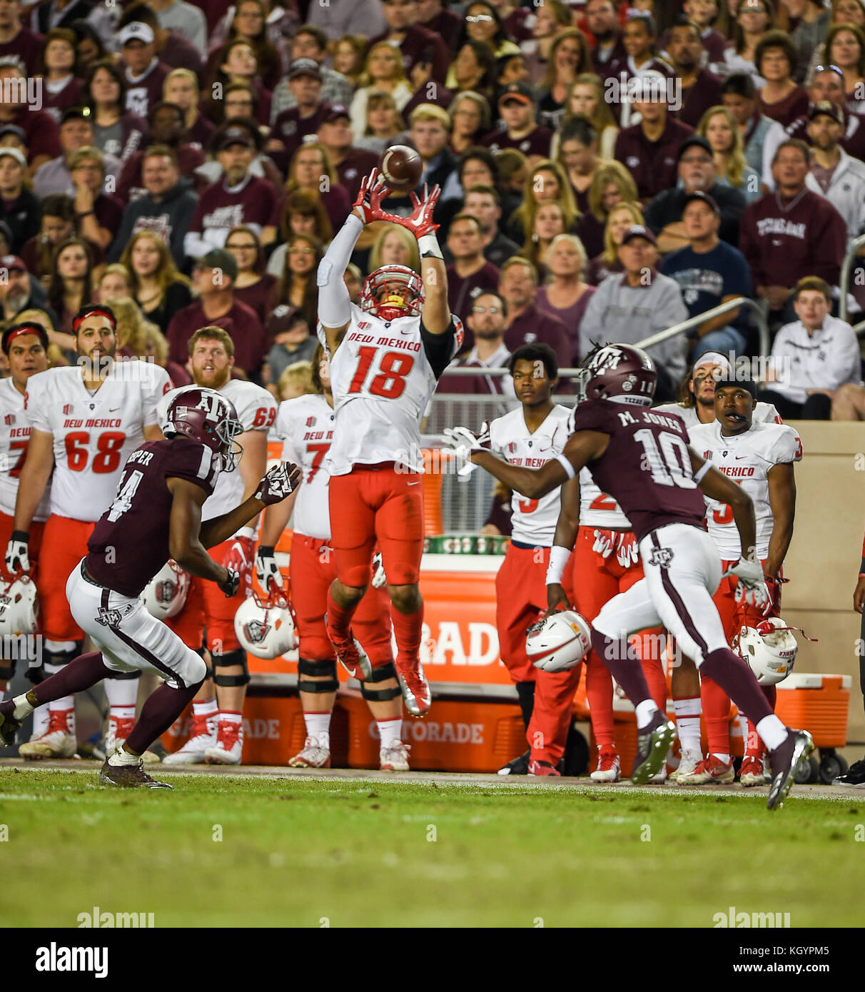 College Station, TX, USA. 11 Nov, 2017. Dieses New Mexico Lobos wide receiver Chris Davis Jr. (18) die Verriegelung ist ausgeschlossen keine guten nach einer Überprüfung der während der NCAA Football Spiel zwischen den New Mexico Lobos und der Texas A&M Aggies am Kyle Feld in College Station, TX. Chris Brown/CSM/Alamy leben Nachrichten Stockfoto