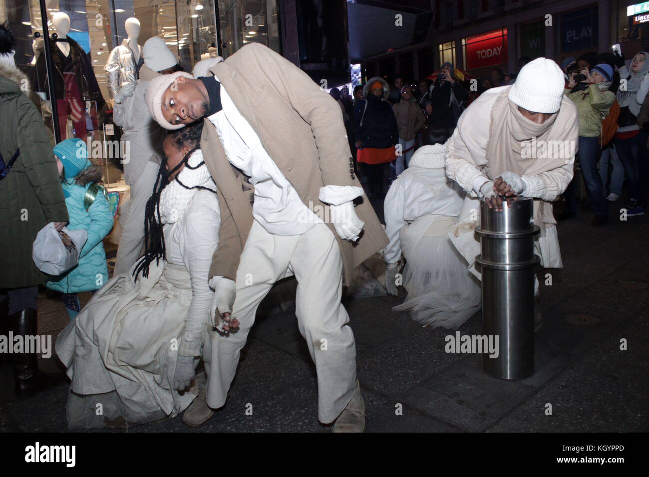 New York, NY, USA. 11. Nov, 2017. Mohau Modisakeng, Soweto, Südafrika - Künstler "ZION", ein Tanzstück, die 20 Tänzerinnen und Tänzer, die persönlichen Gegenstände, Gepäck und Möbel, die Blasen Vermächtnis der Segregation, gewaltsame Vertreibung, Kolonialismus und Apartheid in Südafrika Geschichte, am 11. November 2017, an der Kreuzung der Welt', Times Square, New York City. Dies war die letzte von drei Leistung des Tages, dass inbegriffene Leistungen in Harlem und Central Park. © 2017 G. Ronald Lopez/DigiPixsAgain. us/Alamy leben Nachrichten Stockfoto