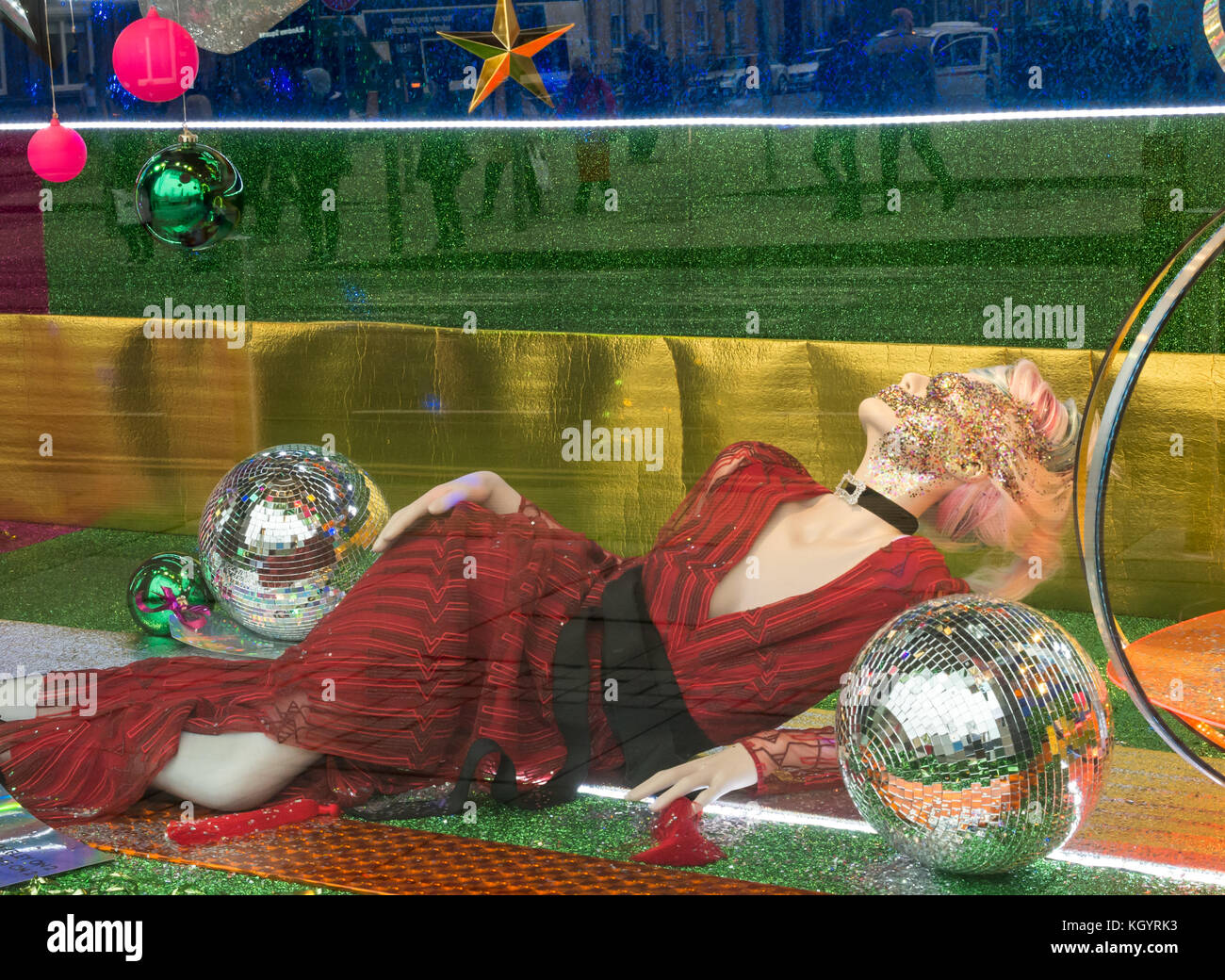 Glamouröse Modell in formelle Kleidung in Weihnachten Fenster anzuzeigen, Kaufhaus Harvey Nichols, St Andrews Square, Edinburgh, Schottland, Großbritannien Stockfoto