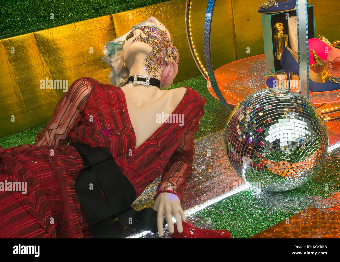 Glamouröse Modell in formelle Kleidung in Weihnachten Fenster anzuzeigen, Kaufhaus Harvey Nichols, St Andrews Square, Edinburgh, Schottland, Großbritannien Stockfoto