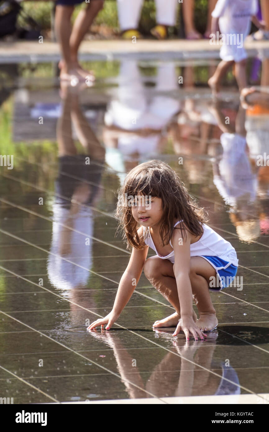 Nizza, Frankreich - August 2017: Menschen beim Spielen im Brunnen auf dem Hauptplatz von Nizza in Frankreich Stockfoto