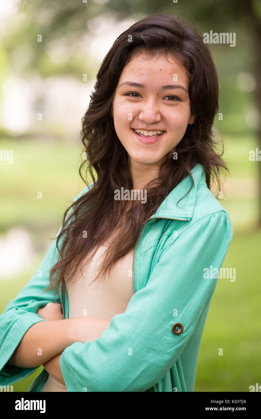 Portrait einer jungen jugendlich Mädchen lächelnd außerhalb. Stockfoto