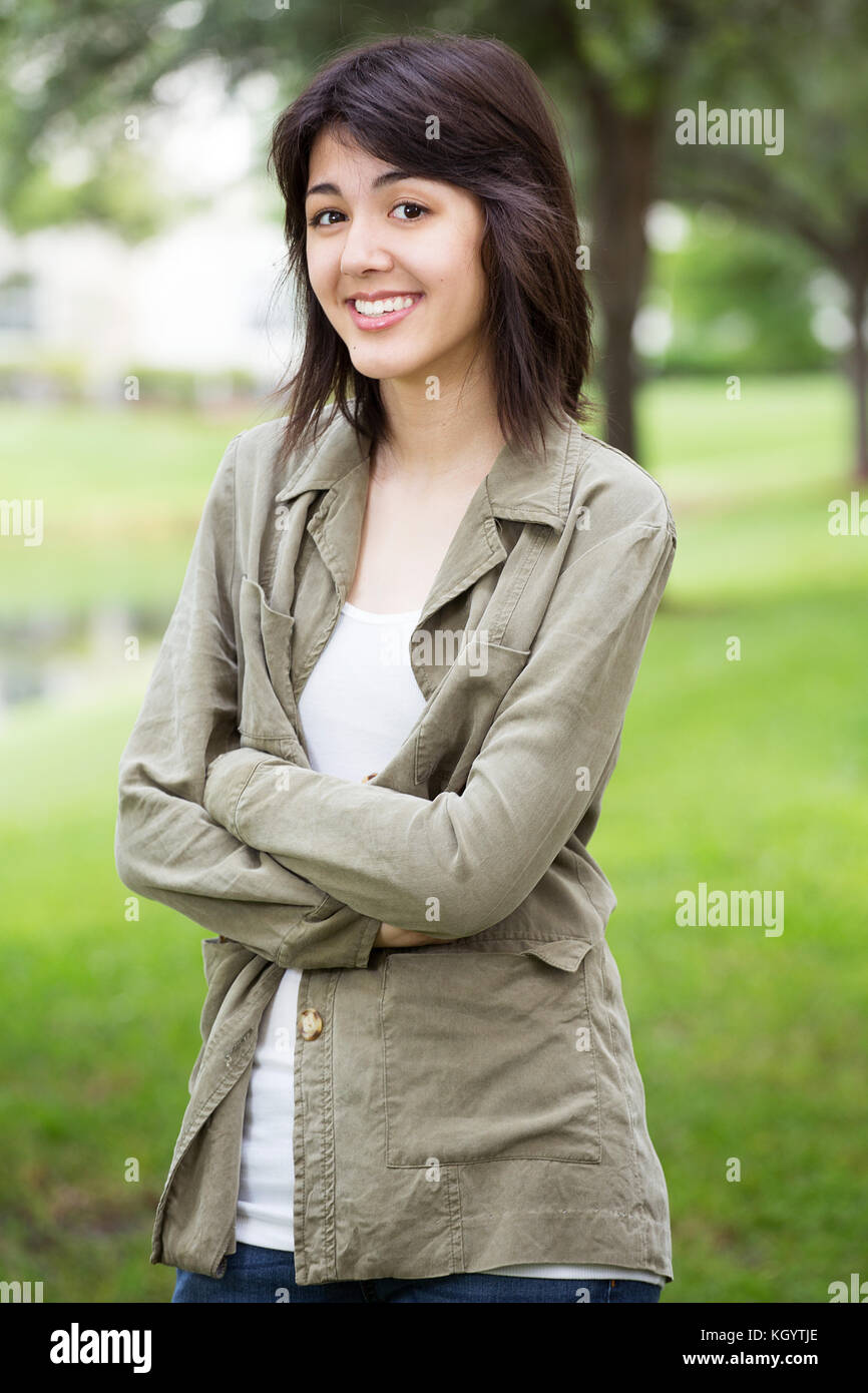 Portrait einer jungen jugendlich Mädchen lächelnd außerhalb. Stockfoto