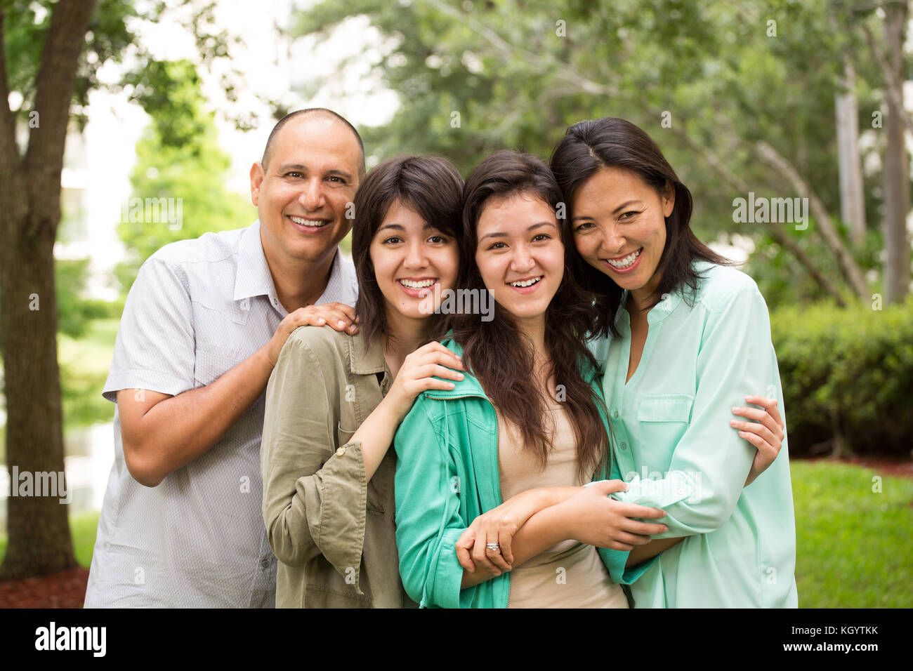 Porträt einer gemischten Rennen Familie lachen und huging. Stockfoto