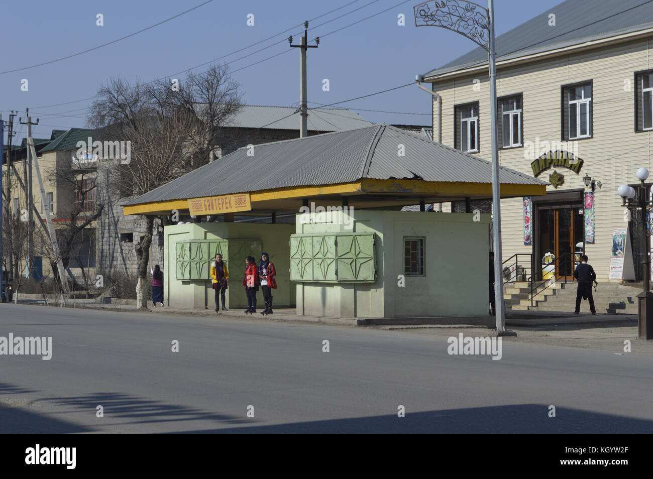 Ein kleines Gebäude, das als Schutz warten auf den Bus, Bushaltestelle, in der seidenstraße Karawanserei Stadt Shymkent, kazkhstan. Stockfoto