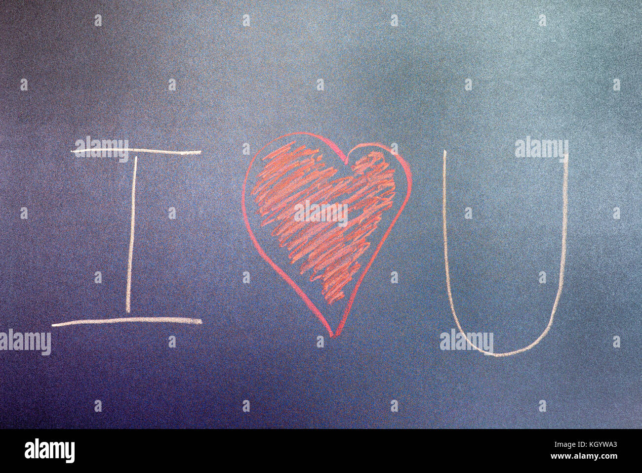 Herzform und Buchstaben auf einer Schiefertafel Hintergrund. Stockfoto