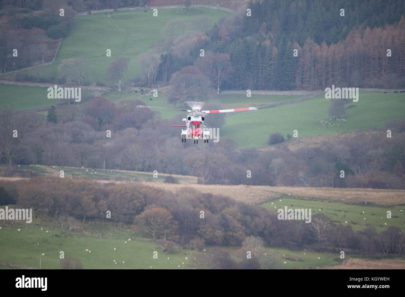 Hm Küstenwache Search&Rescue Helicopter rescue 936, Durchführung von tief fliegenden Ausbildung in snowdonia. Stockfoto