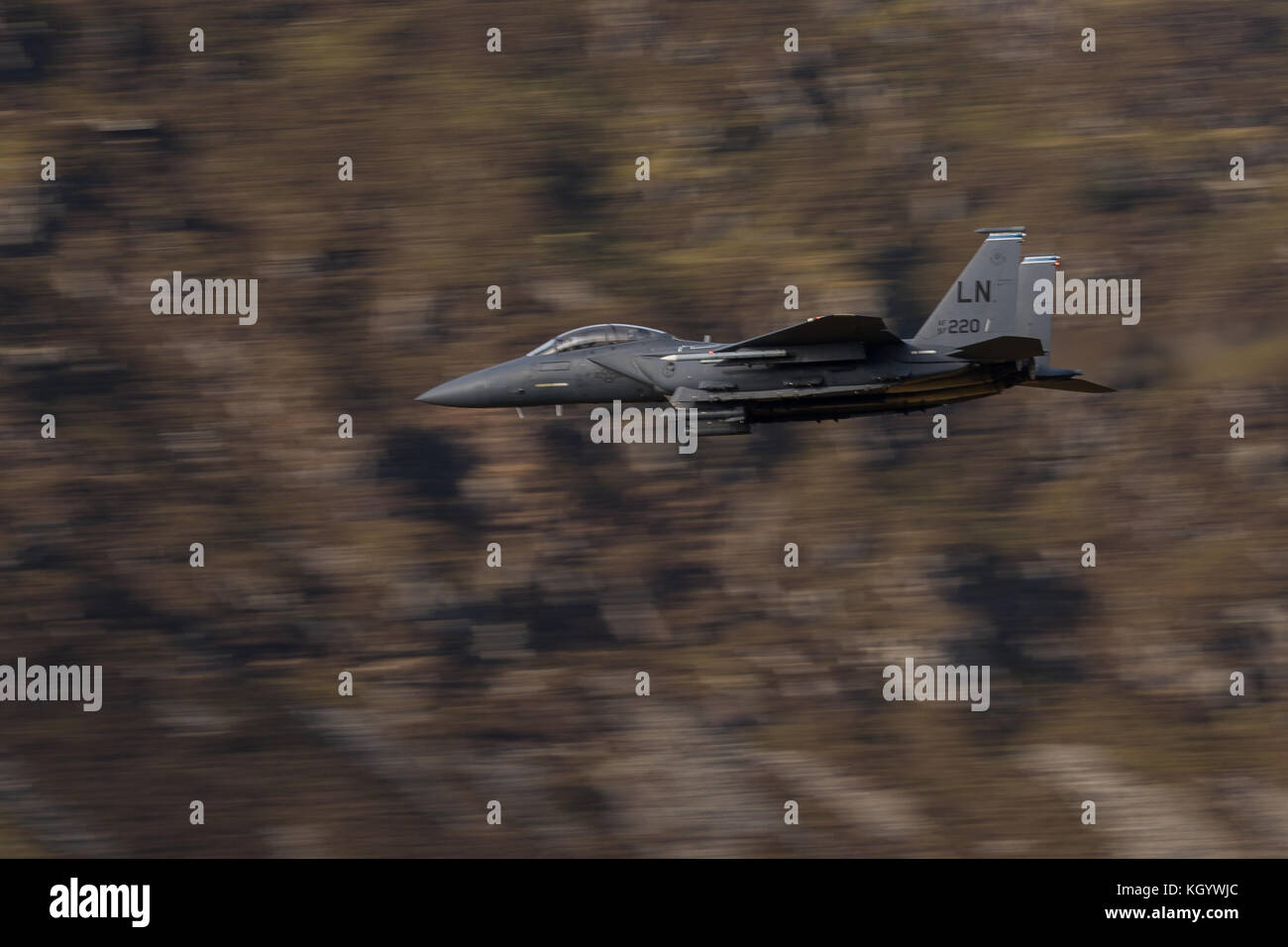 AF97 220F-15E Strike Eagle die Durchführung von tief fliegenden Trainin in Wales. Stockfoto