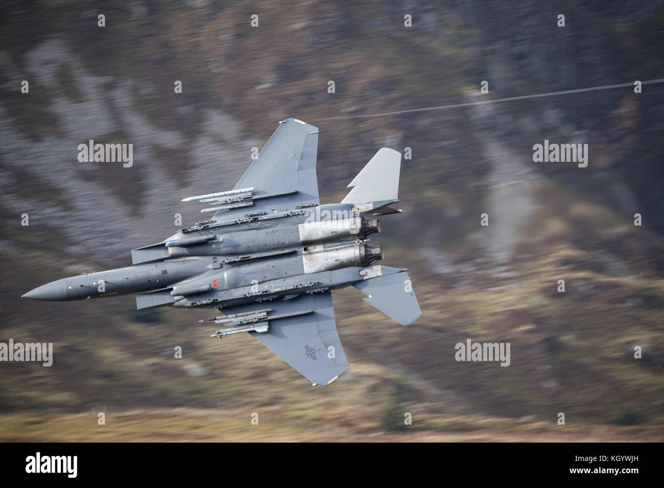 AF97 220F-15E Strike Eagle die Durchführung von tief fliegenden Trainin in Wales. Stockfoto