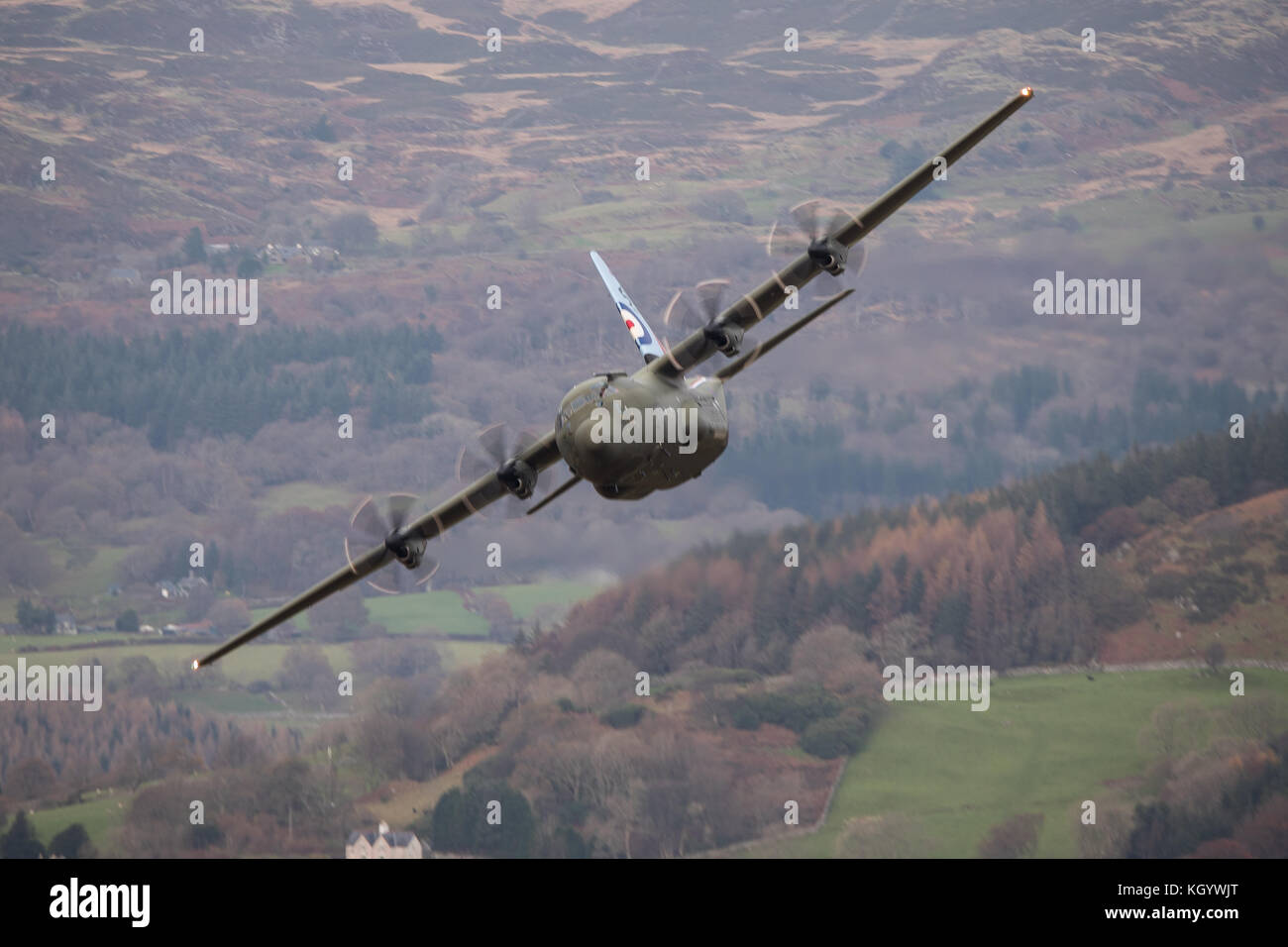 Royal Air Force zwei Schiff Flug Hercules die Durchführung von tief fliegenden Ausbildung Sortie in snowdonia. Stockfoto