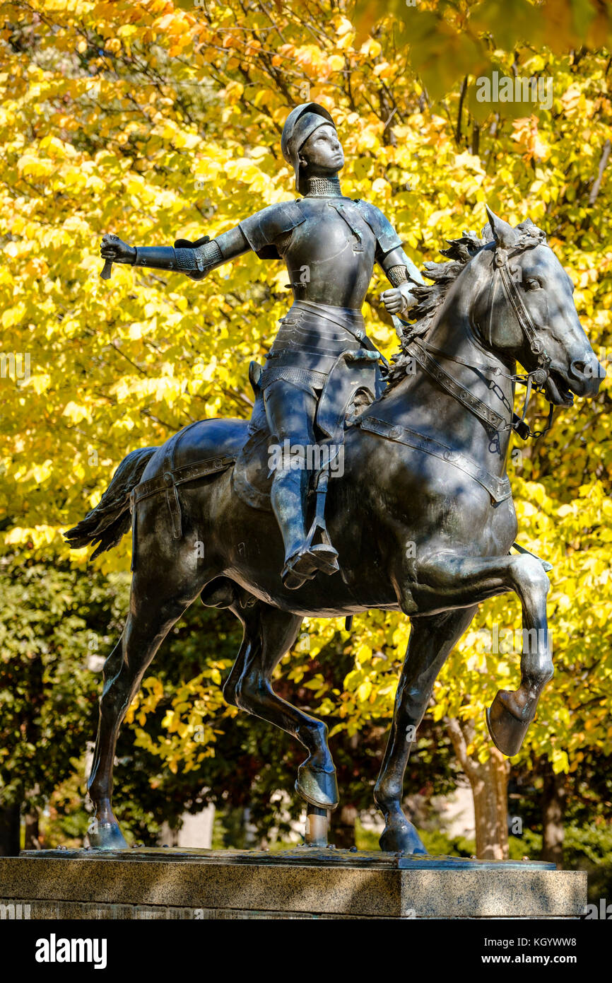 Bronzestatue von Jeanne D'Arc, von Paul Dubois, im Meridian Hill Park, Columbia Heights, Washington, D.C., Vereinigte Staaten von Amerika, USA. Stockfoto