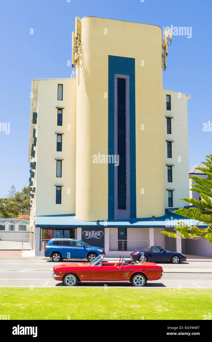 Rot Ford Mustang Cabrio vor der Art déco-Fassade im Stil des Ocean Beach Hotel in Cottesloe, Perth, Western Australia geparkt Stockfoto