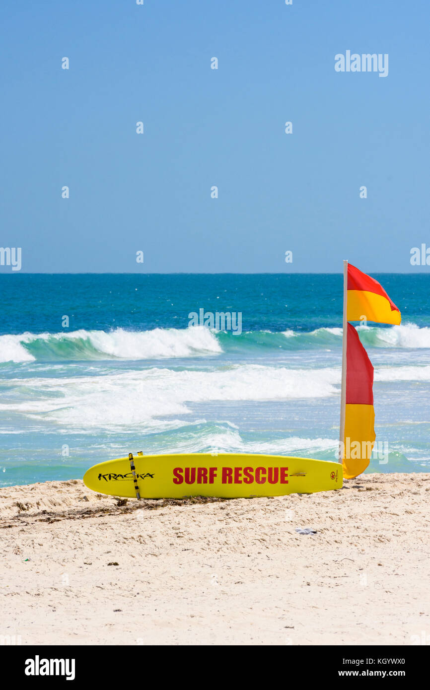 Kracka Surf Rescue Board und rote und gelbe Flaggen Bedeutung der Strand hat einen Surf Life Saving Service, Perth, Western Australia Stockfoto