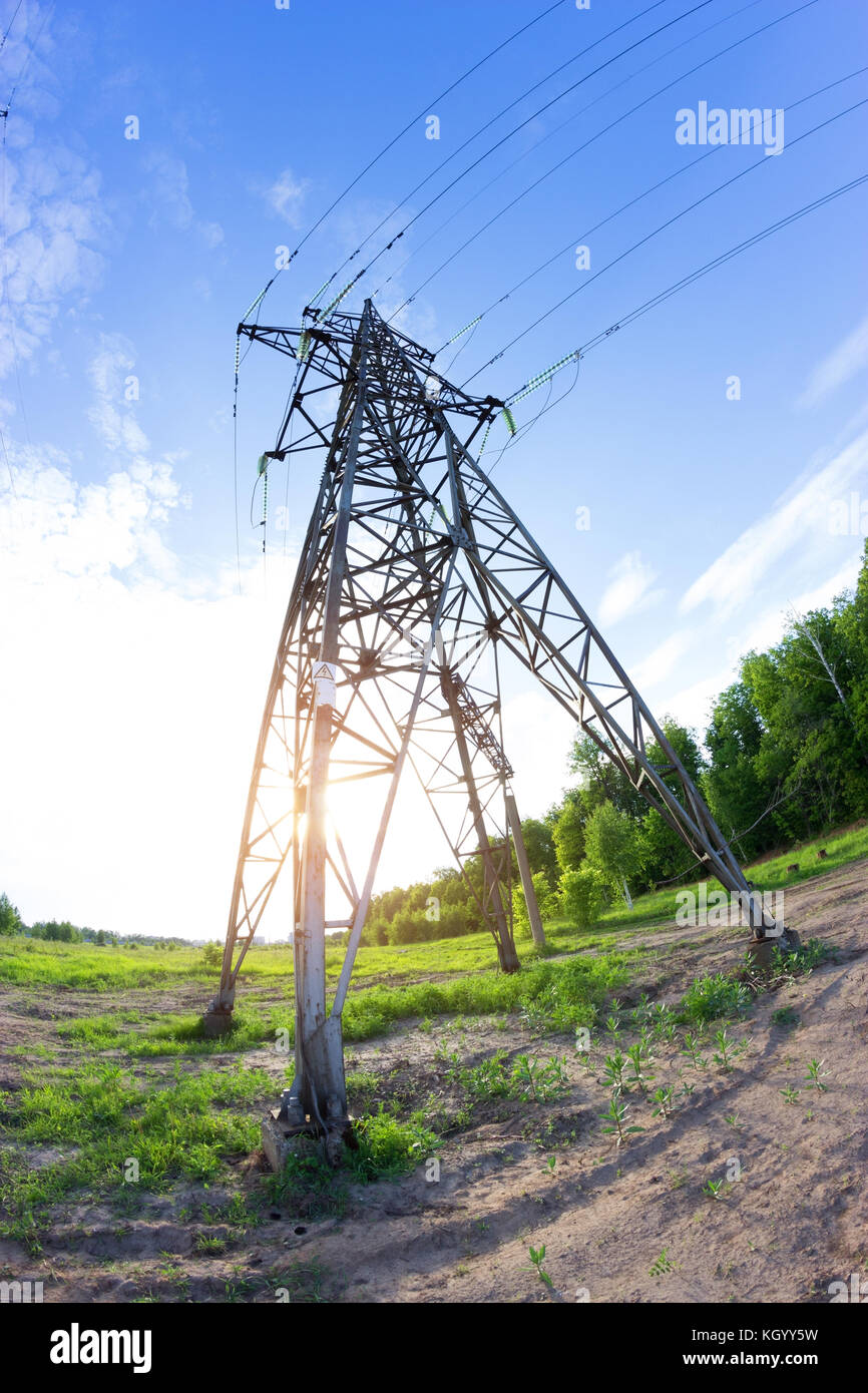 Power Line in einem Contryside. bhudda mit Fischaugenobjektiv Stockfoto