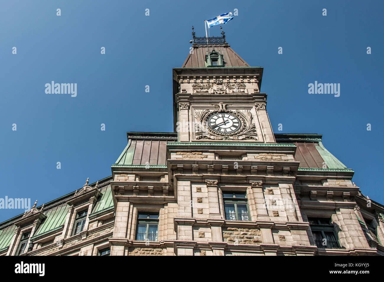 Klassische clocktower Gebäude in der Stadt Quebec Kanada mit Flagge Quebec an einem sonnigen Tag blauer Himmel Stockfoto