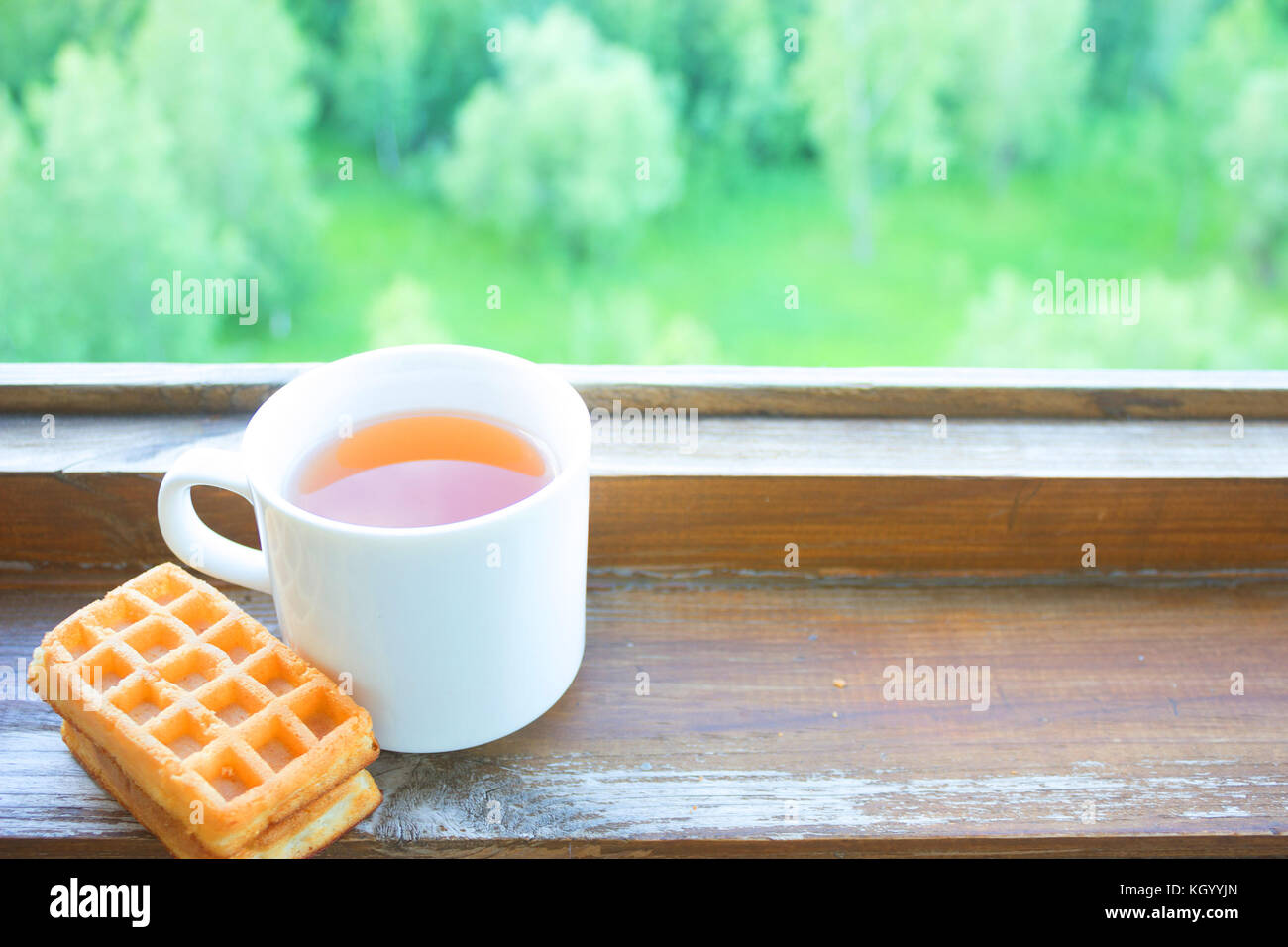 Tasse Kaffee und frisch gebackene Waffel Stockfoto