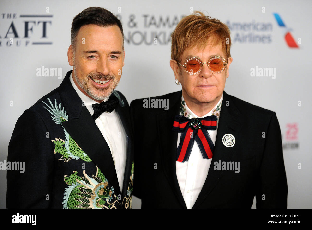 David Furnish und sein Mann Elton John nehmen an der Gala zum 25. Jahrestag der Elton John AIDS Foundation in der Kathedrale von Saint John the Divine am 7. November 2017 in New York City Teil. Stockfoto